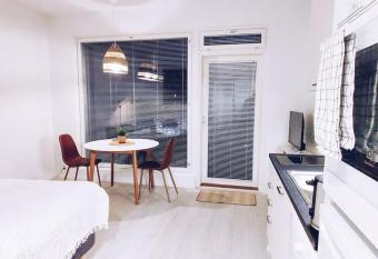 New Studio Cherry near Helsinki airport in Kivist   has Balcony rooms