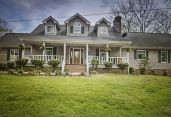 Summerville Retreat has rooms with a private hot tub