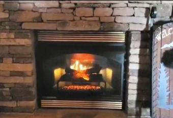 Blue Beary Delight Newly renovated Near Everything has rooms with a private hot tub