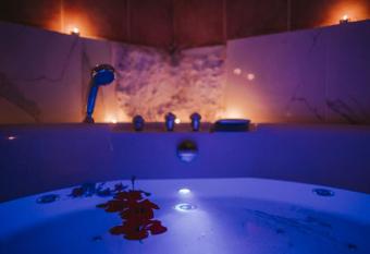 PRECIOSA CASA-CUEVA CON JACUZZI has rooms with a private hot tub