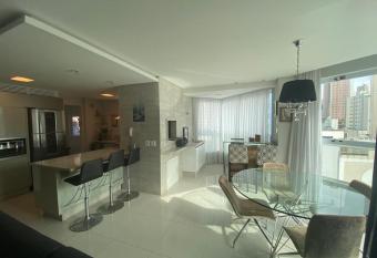 Espa  oso e aconchegante has Balcony rooms