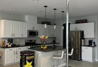 Ultimate Gaming & Streaming House has rooms with a private hot tub