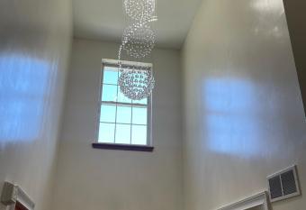 Cheerful- 5 bedroom home with patio allows 18 year olds to book a room