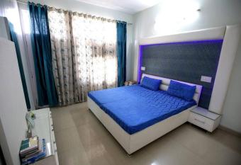 Joy homes 3 Bedroom Independent Apartment allows 18 year olds to book a room