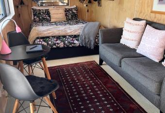 K  k   Ridge Retreat Bush Hideaway allows 18 year olds to book a room