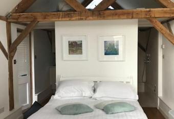 The Studio - Oak Frame Barn Studio in Rural AONB Chiddingfold allows 18 year olds to book a room