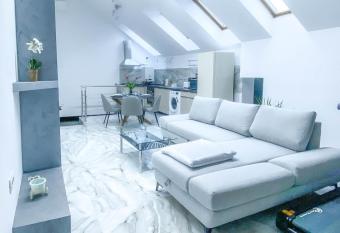 Silver Sky House has Balcony rooms