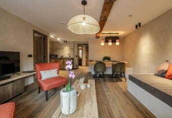 Couleur basilic allows 18 year olds to book a room