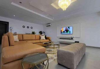 4 bedroom premium luxury Apartment allows 18 year olds to book a room