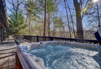 Cozy 2-bedroom cabin with hot tub-Hilltop Hideaway has rooms with a private hot tub