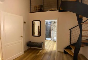 Malaspina Apartment has rooms with a private hot tub