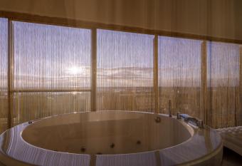 Grand Supreme Jacuzzi Apartment has rooms with a private hot tub