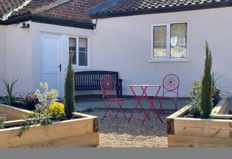 Horseshoe Cottage has Balcony rooms