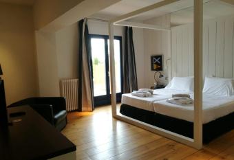 Hotel Trias has Balcony rooms