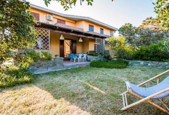 A few meters from the sea, with private garden - A pochi passi dal mare, con giardino privato allows 18 year olds to book a room