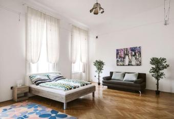 Gigantic Modern Apartment for up to 10 guests next to Basilica! has Balcony rooms