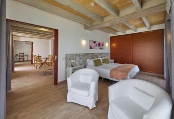 Finca Binibona Parc Natural has rooms with a private hot tub