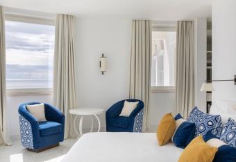 Furore Grand Hotel has Balcony rooms