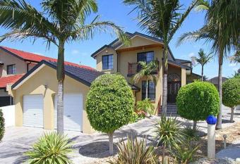 Welcome to Goodwood House! 12 mins to Melbourne international Airport! allows 18 year olds to book a room