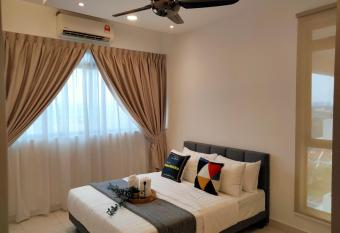 Spacious 3BR 6-7PAX Kota Kemuning has Balcony rooms