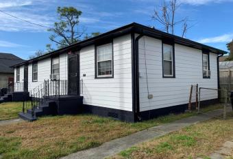 Cozy 2 bedroom house in New Orleans has rooms with a private hot tub