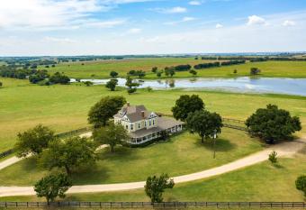 Delightful 5 bedroom farm house w/ personal lake! has Balcony rooms