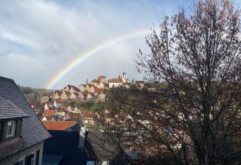Retro Ferienwohnung mit Schlossblick im Nordschwarzwald has Balcony rooms