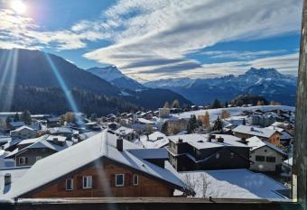 Appartement lumineux au centre du village allows 18 year olds to book a room