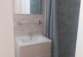 Maison mitoyenne    la campagne allows 18 year olds to book a room