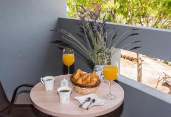 Mouria 4 has Balcony rooms