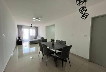 Iman Homestay @ Puncak Alam (Near UiTM/Hospital UiTM) has Balcony rooms