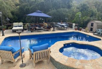 Stunning Contemporary Art Nature Retreat Home in Calabasas,CA has Balcony rooms