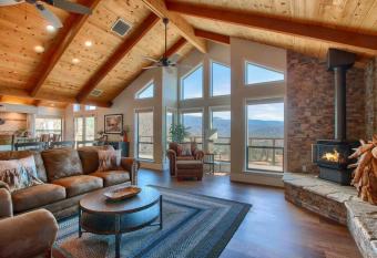 NEW! Yosemite Mountain villa, stunning views -more has Balcony rooms