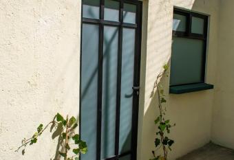 Habitaci  n independiente con ba  o propio has Balcony rooms