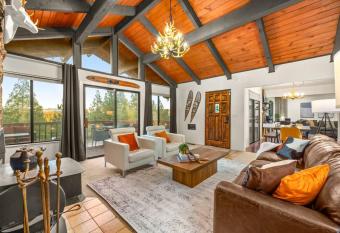 Relax, work or play at this cozy mountain chalet has Balcony rooms