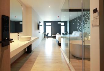 KOO HOTEL has rooms with a private hot tub