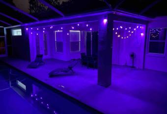 Hidden GEM in the heart of the city!! has rooms with a private hot tub