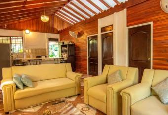 Ailyn Deluxe House has Balcony rooms