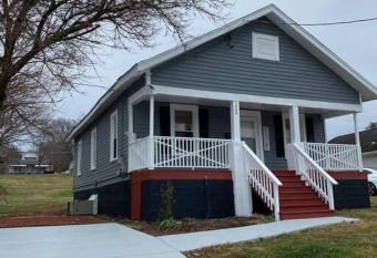 High ceiling home by downtown has Balcony rooms