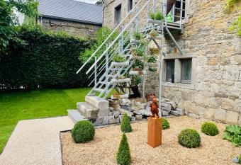 Bed    Boutique du Lapin Vert allows 18 year olds to book a room