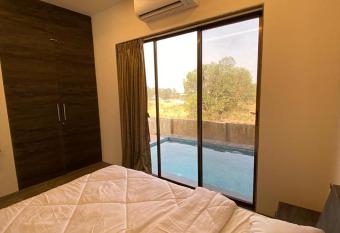 The Cult Villa has Balcony rooms