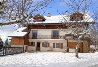 G  te C  ur de Haute-Savoie has Balcony rooms