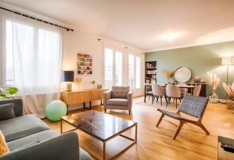 Bright apartment in the city center allows 18 year olds to book a room