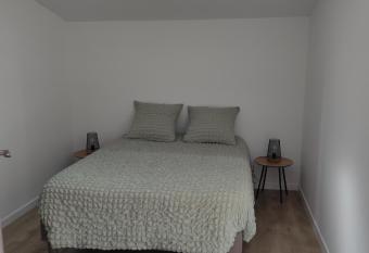 Le temps d une escale has rooms with a private hot tub