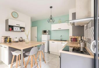 Les jardins des c  lestins has Balcony rooms