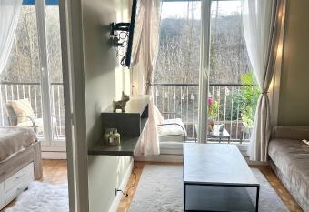 Logement spacieux pr  s du Ch  teau de Versailles et Parking has Balcony rooms