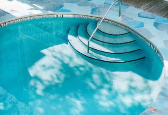 Classic King- Curry Mansion with Heated Pool! allows 18 year olds to book a room