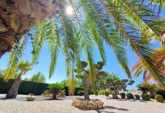 La Villa Romantica Les Tres Cales Espagne allows 18 year olds to book a room