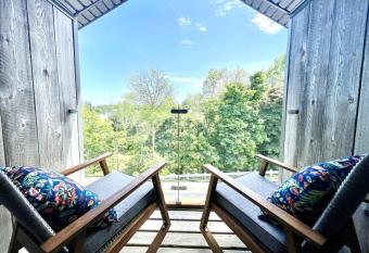 'Paddle' at Hills Meaford, Penthouse 3rd Floor Suite w Deck & Balcony has Balcony rooms