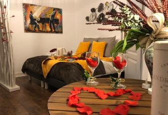 LES APPART S DES DEMOISELLES DE ROCHEFORT has Balcony rooms